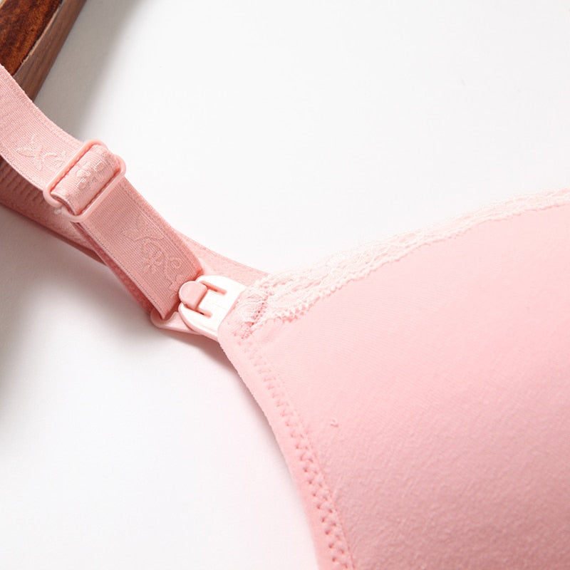 a close view presenting the adjustable straps un unsnappable cup of our brand new nursing bra collection