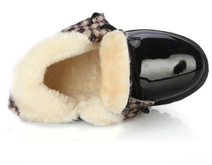 inside view fo black warm ankle boots for girl with thick and soft plush inside