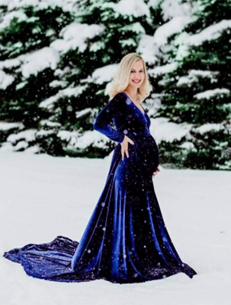 winter photoshoot pregnancy dress